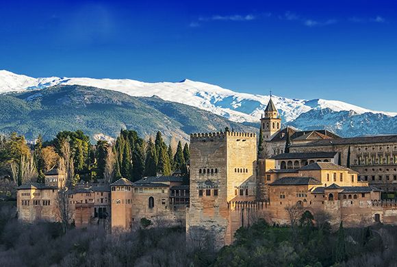 Alhambra con Sierra Nevada al fondo 580x390