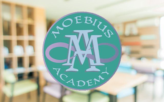 logo empresa moebius academy